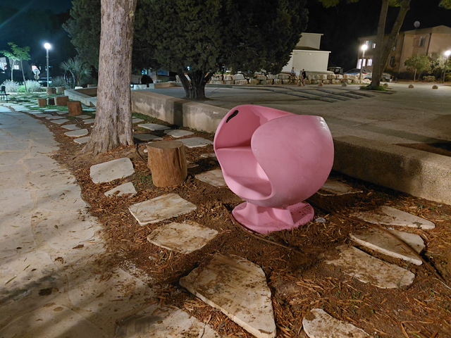 Dafna Chair במרחב ציבורי לצד שביל