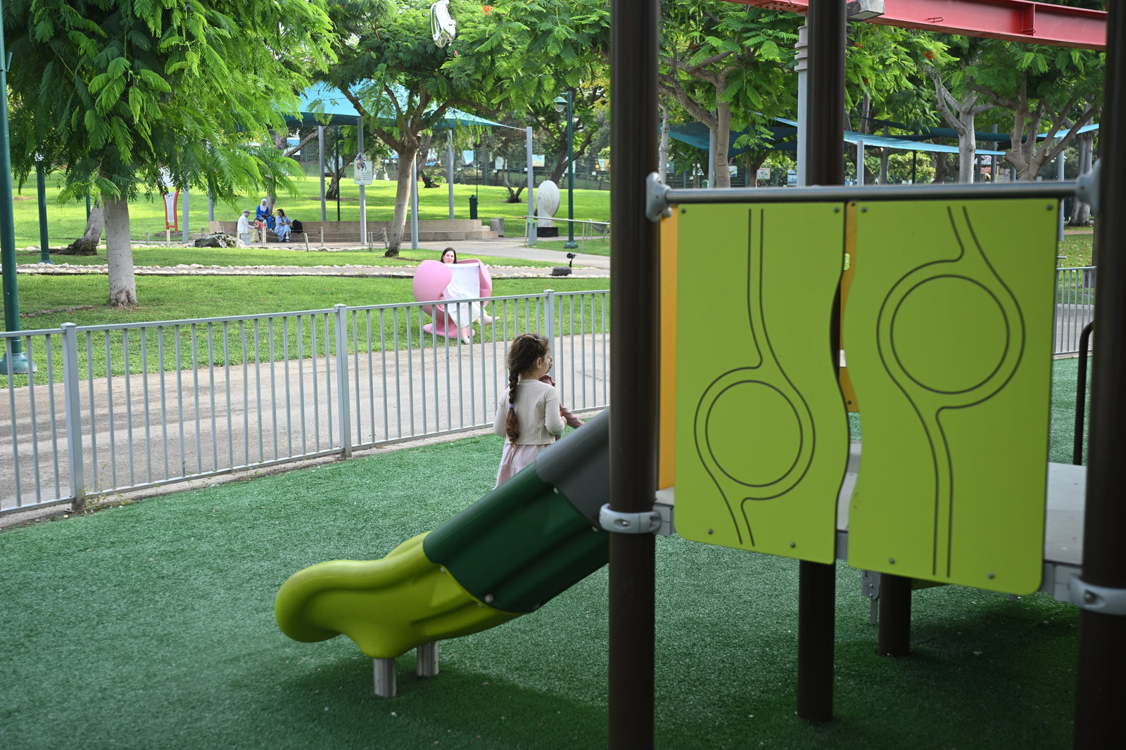 כיסא ההנקה Dafna Chair במרחב הציבורי סמוך למתחם משחקים