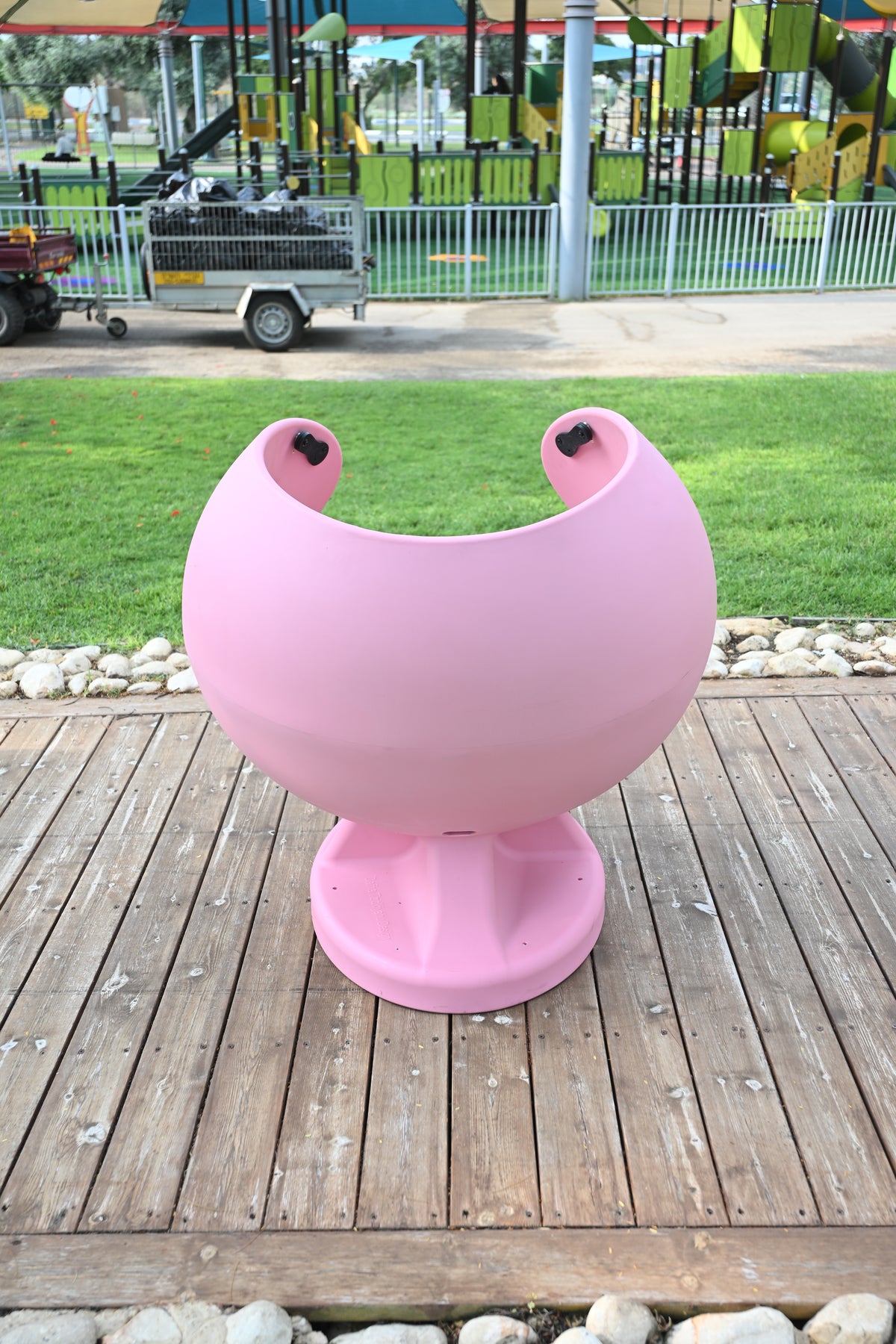מבט אחורי על כיסא ההנקה Dafna Chair